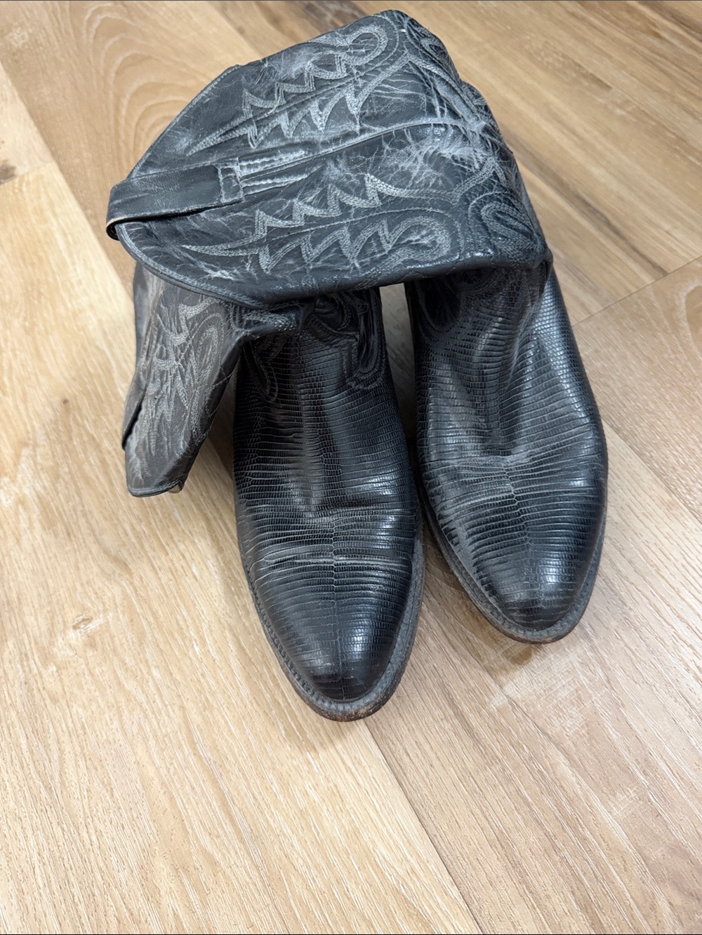 Premier Black Textured Pointed-Toe Western Boots